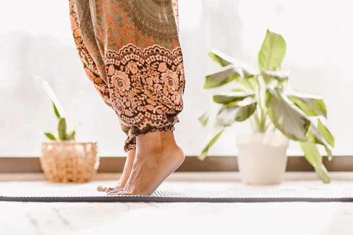 Frau mit Yoga Hose, stehend auf Zehenspitzen
